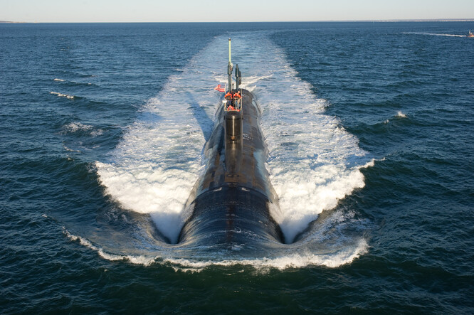 Ponorka třídy Virgina při zkušební plavbě v Atlantickém oceánu.