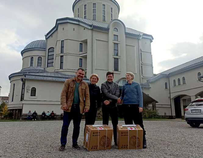 Marcela Černochová a Oleksiy Angurets (uprostřed) doručují humanitární pomoc na Ukrajině ve městě Ivano-Frankivsk.