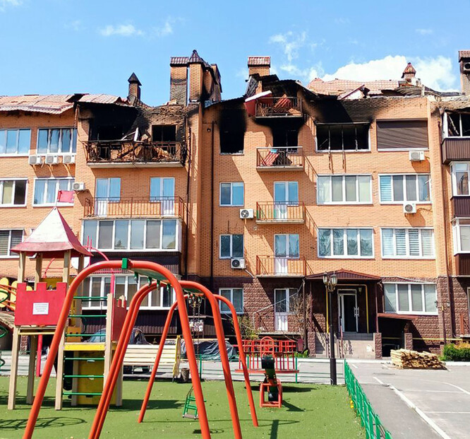 Poničené domy a hřiště ve město Vorzel v Kyjevské oblasti.