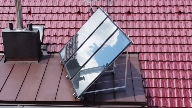 Fotovoltaické panely na samostatné konstrukci nedostatečně uchycené na střeše nemusí odolat sání větru.